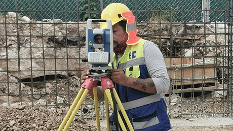 Brigada topográfica trabajando en campo